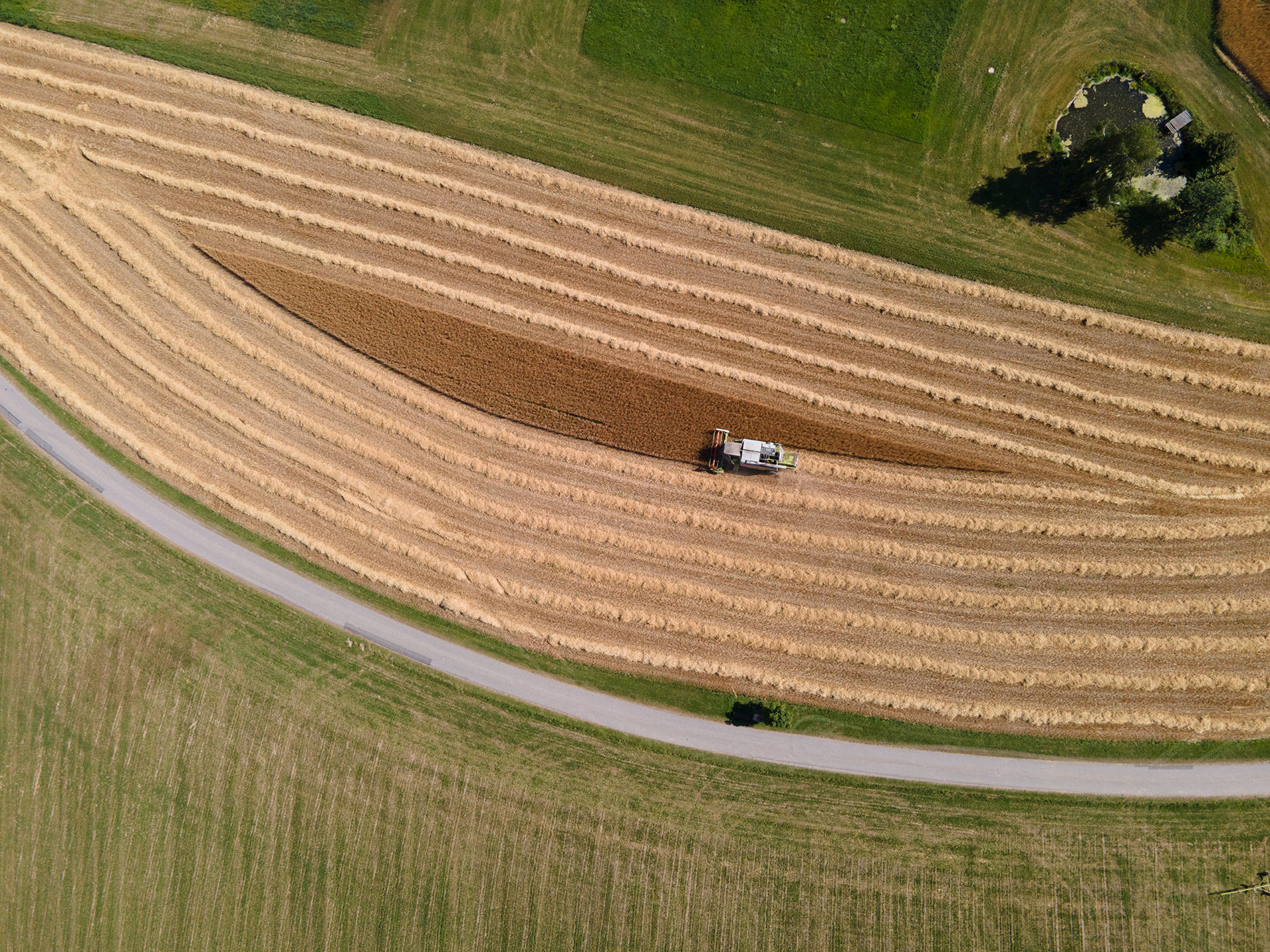 Luftbild Bauer bei Ernte